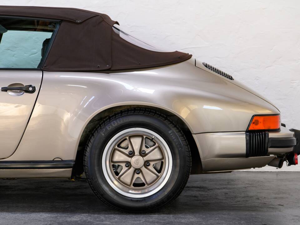 Image 31/36 of Porsche 911 Carrera 3.2 (1984)