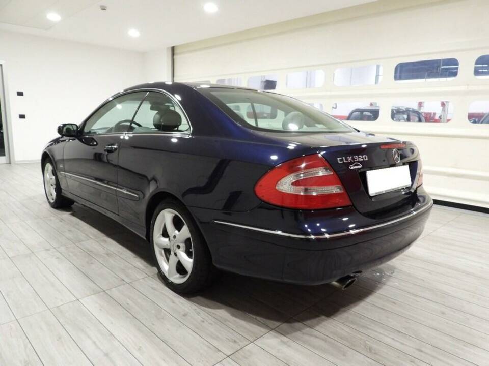 Immagine 3/15 di Mercedes-Benz CLK 320 (2002)
