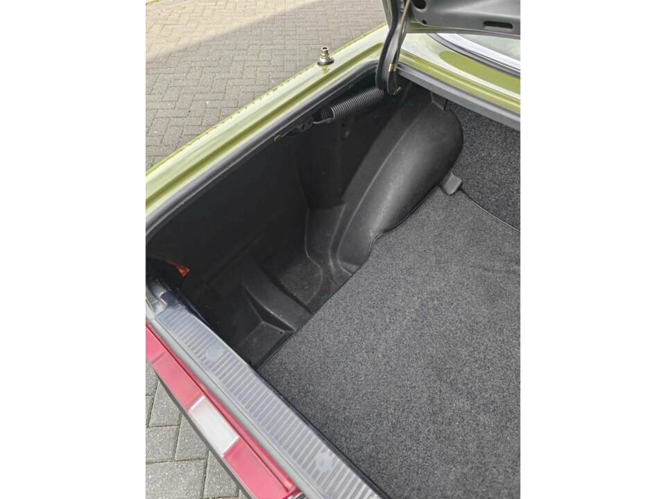 Immagine 37/50 di Mercedes-Benz 230 CE (1982)