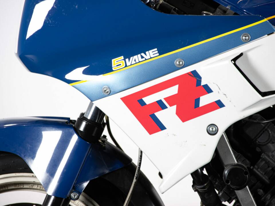 Image 18/50 of Yamaha FZ 750 (1986)