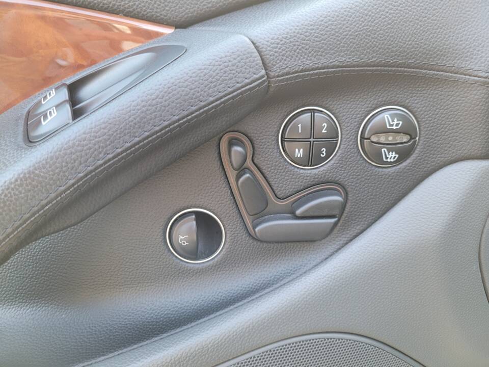 Bild 47/97 von Mercedes-Benz SL 500 (2004)