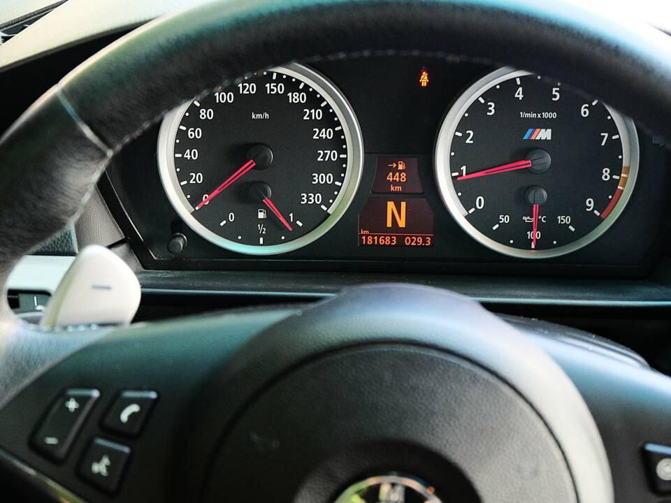 Image 36/51 of BMW M5 (2007)