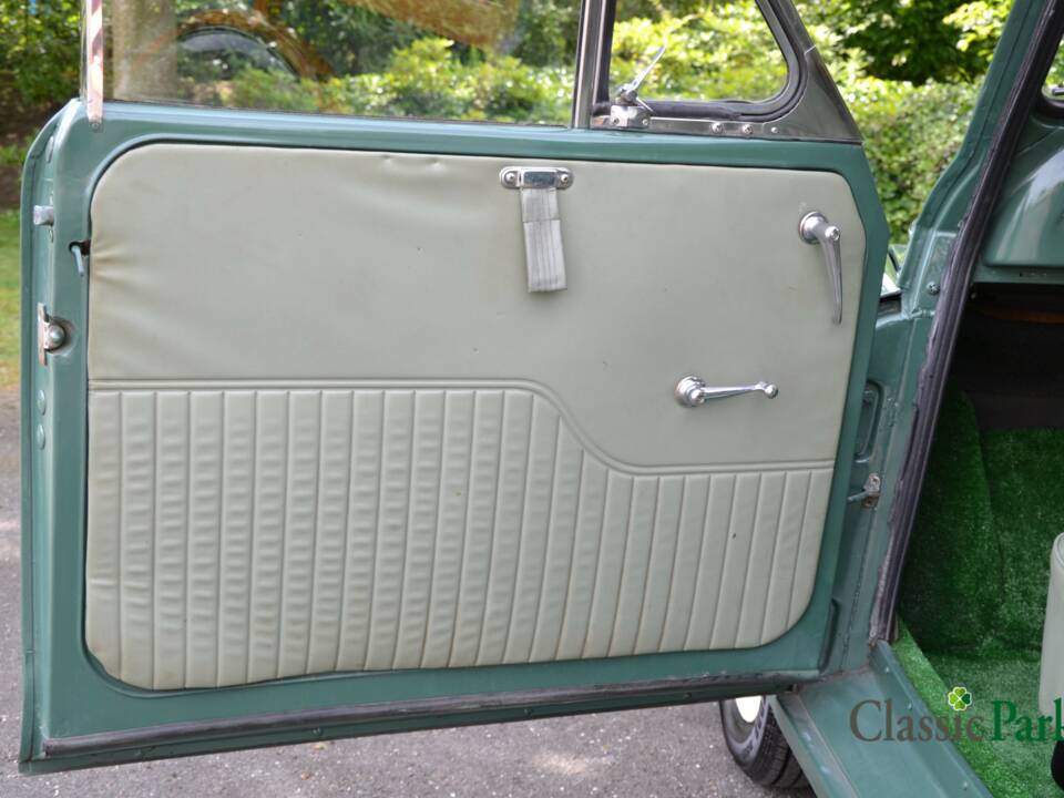 Image 17/50 of Morris Minor 1000 Traveller (1964)