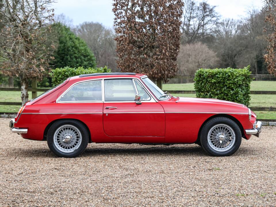 Image 2/40 of MG MGC GT (1968)