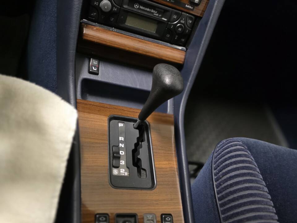 Image 13/17 of Mercedes-Benz 500 SEL (1986)