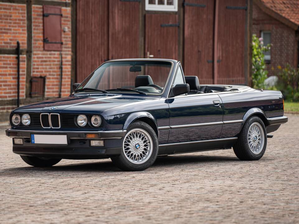 Image 3/99 of BMW 320i (1989)