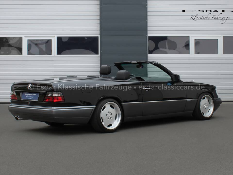 Image 13/33 of Mercedes-Benz E 200 (1994)