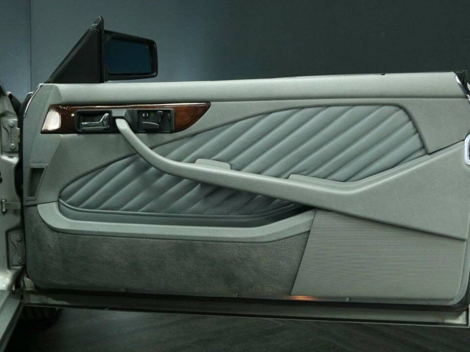 Afbeelding 33/50 van Mercedes-Benz 560 SEC (1991)
