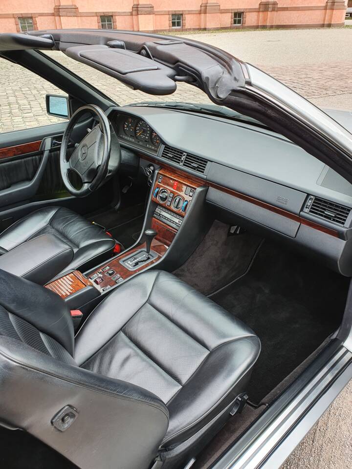 Imagen 77/94 de Mercedes-Benz 300 CE-24 3.4 AMG (1992)