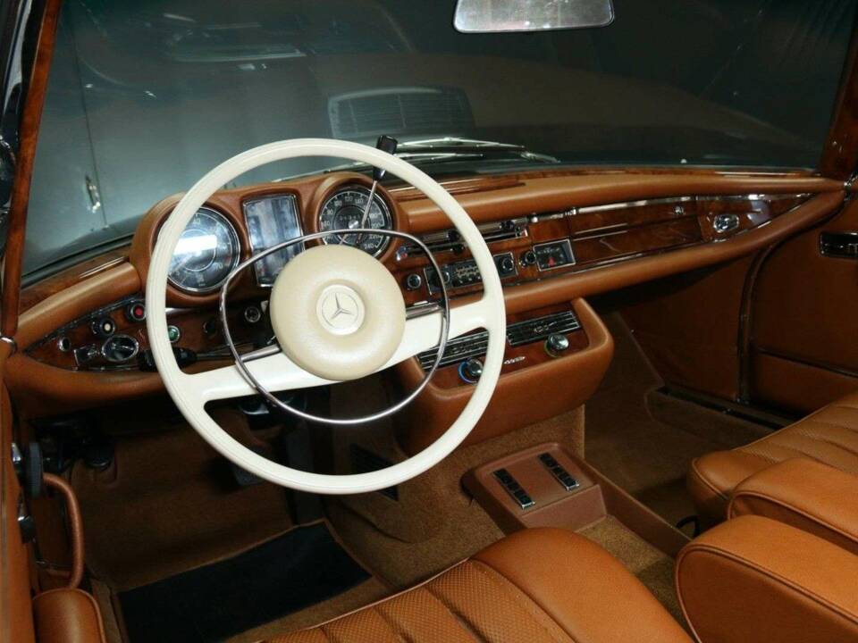 Image 13/30 of Mercedes-Benz 280 SE 3,5 (1970)