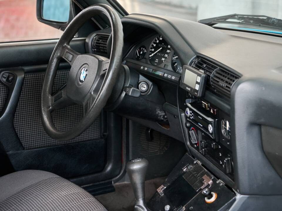 Bild 44/50 von BMW 325i (1986)