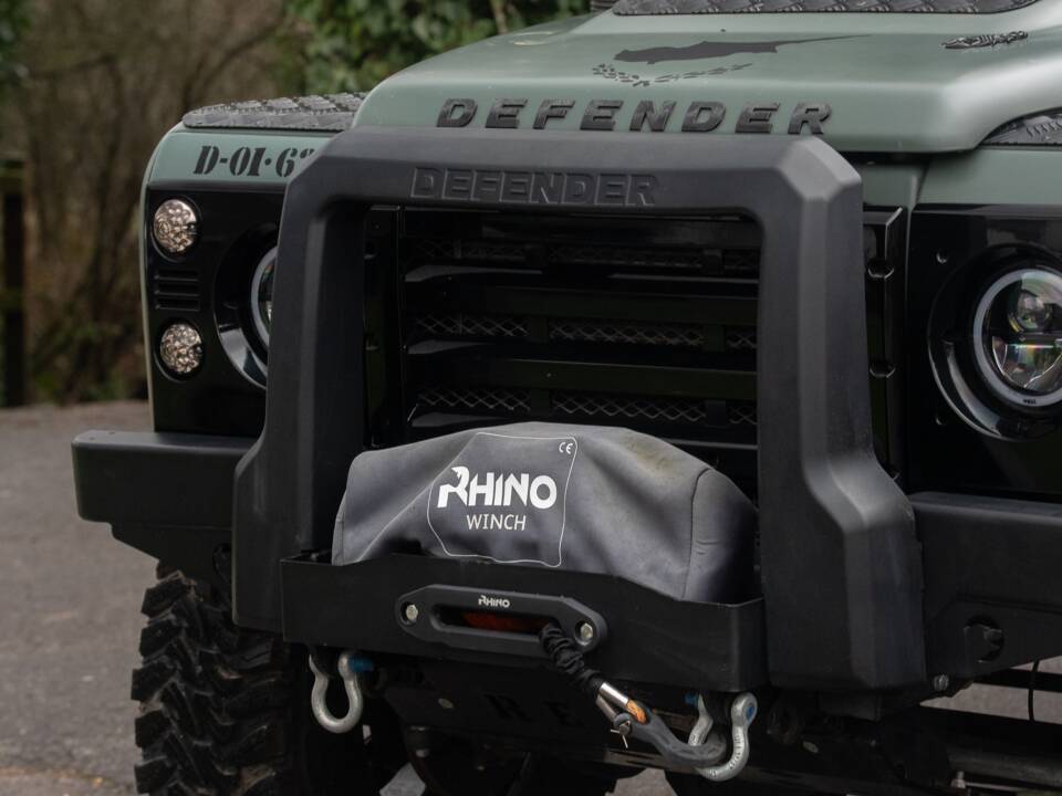 Image 30/50 de Land Rover Defender 110 Crew Cab SE (2010)