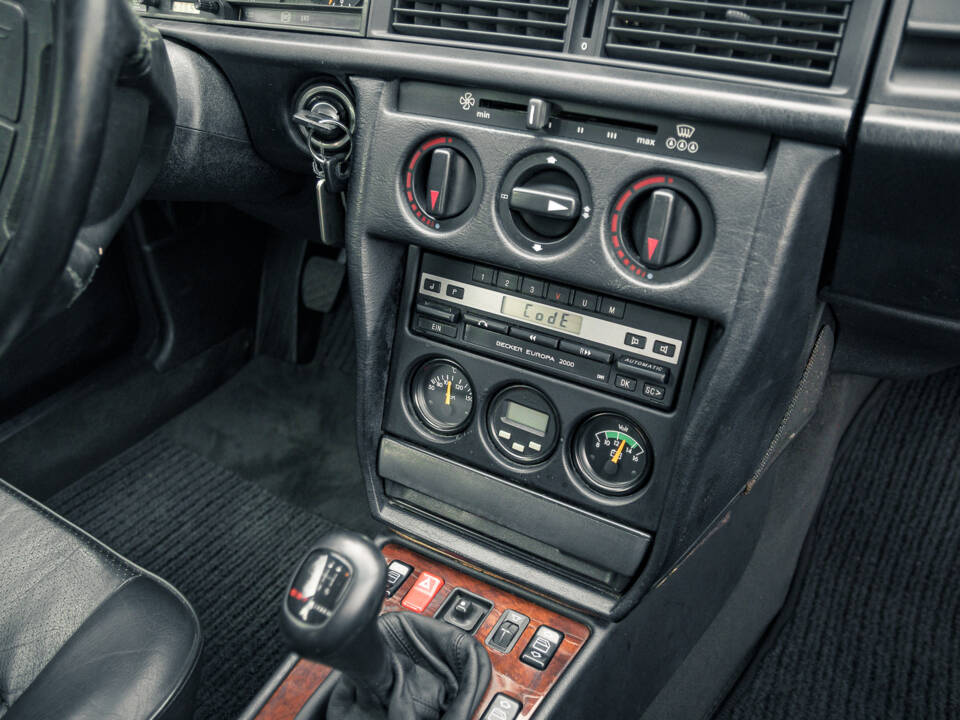Imagen 41/51 de Mercedes-Benz 190 E 2.5-16 Evolution II (1991)