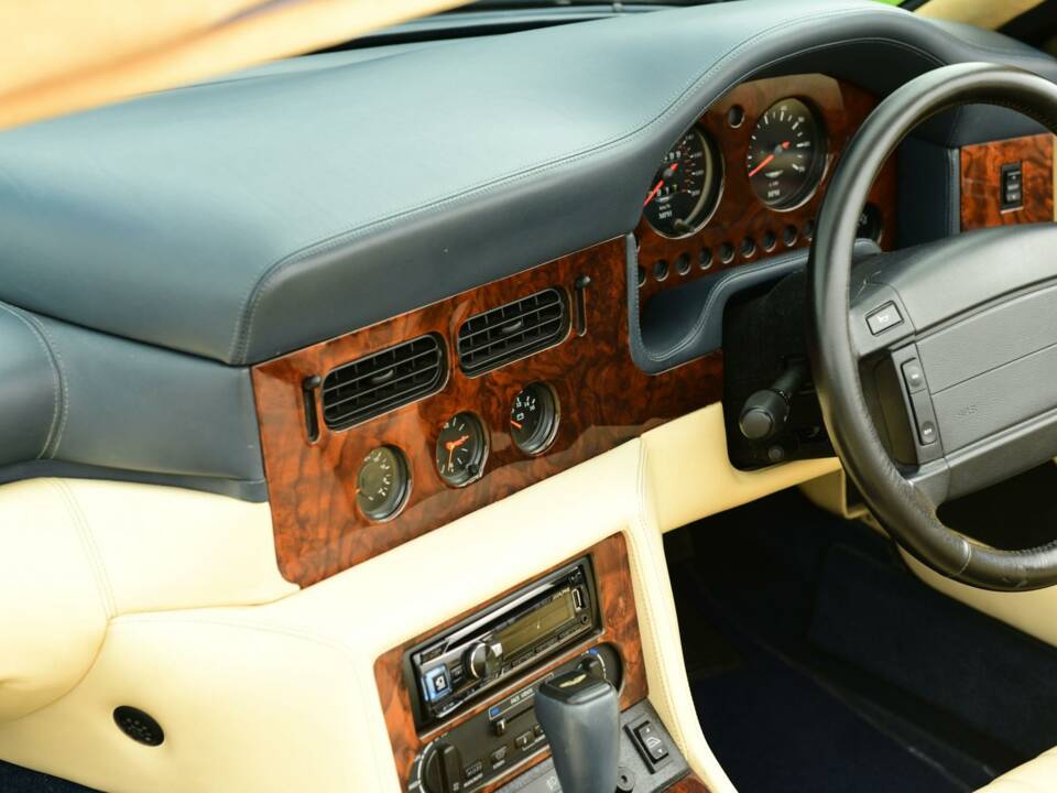 Immagine 42/50 di Aston Martin Virage Volante (1995)