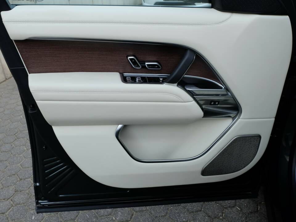 Image 48/61 of Land Rover Range Rover D350 (2025)
