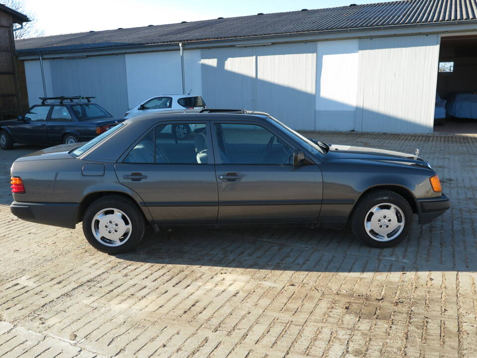 Imagen 41/92 de Mercedes-Benz 200 D (1989)