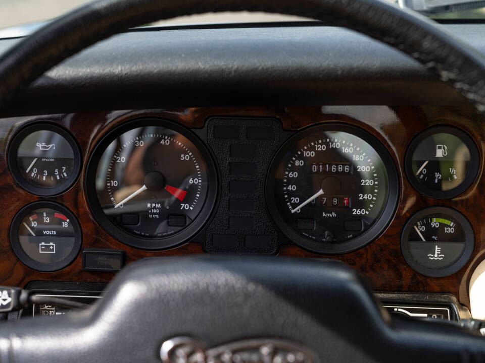 Image 17/23 of Daimler Double Six (1992)