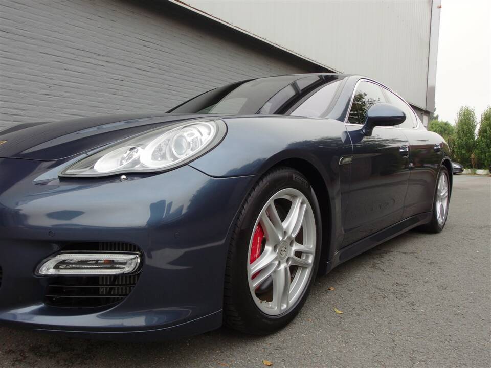 Image 31/99 of Porsche Panamera Turbo (2009)