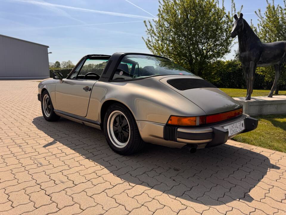 Image 22/88 of Porsche 911 Carrera 3.2 (1985)