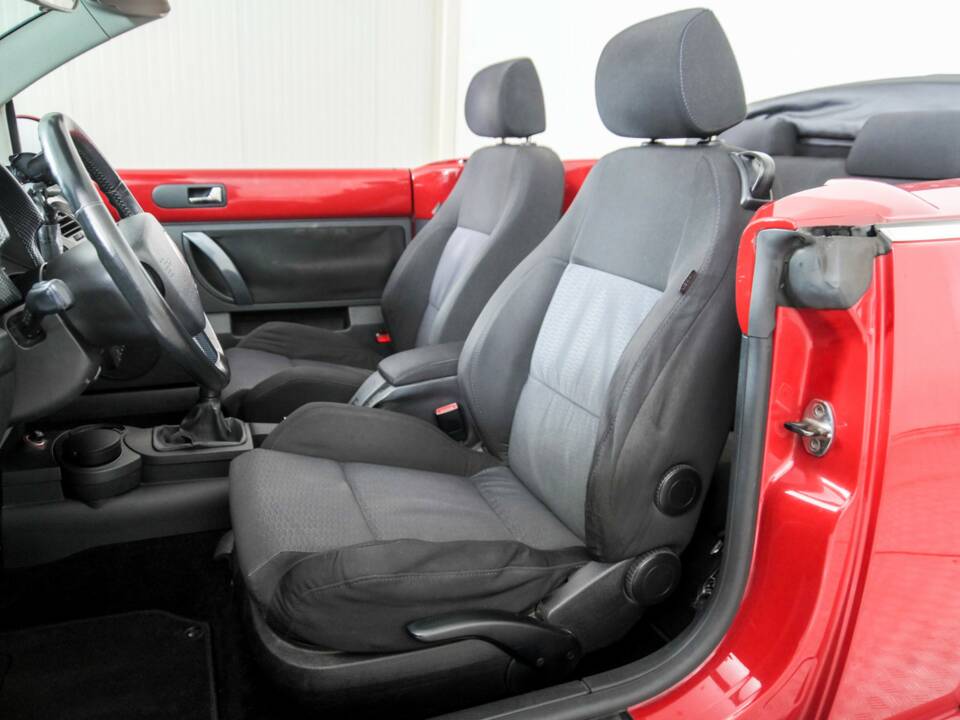Image 15/50 de Volkswagen New Beetle 2.0 (2006)