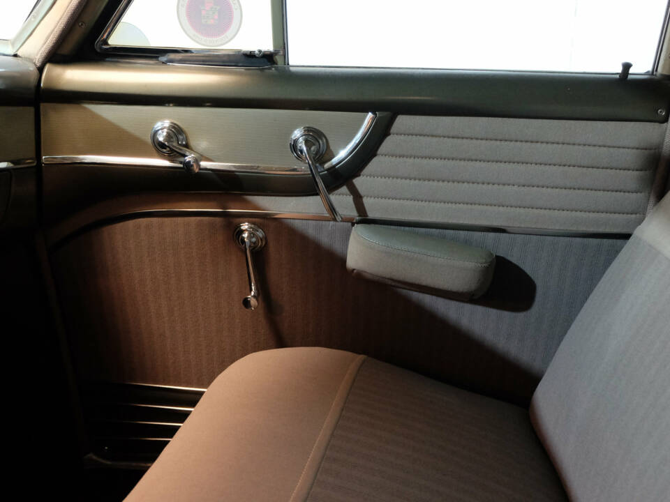 Image 13/19 of Cadillac 61 Sedan (1951)