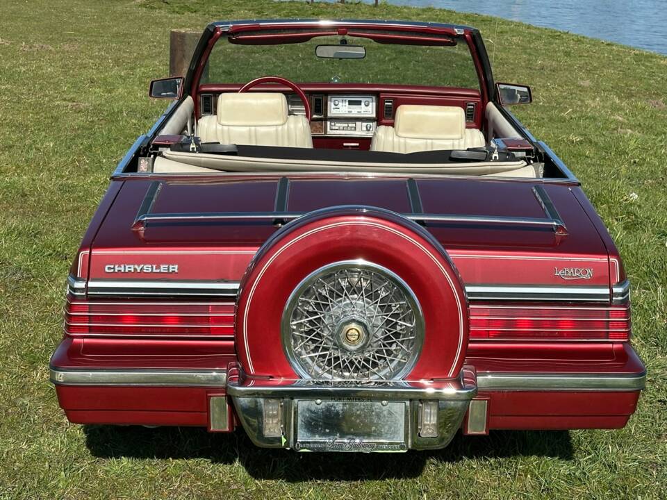 Bild 7/8 von Chrysler Le Baron (1985)