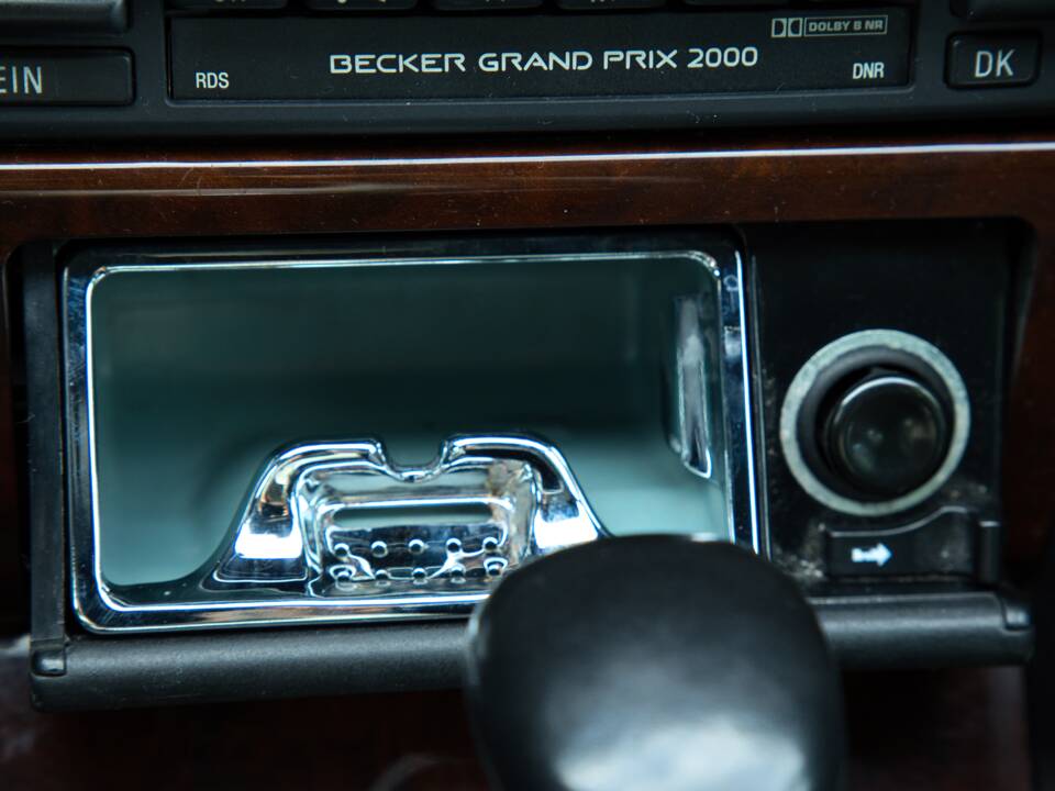Image 32/63 of Mercedes-Benz 220 E (1993)