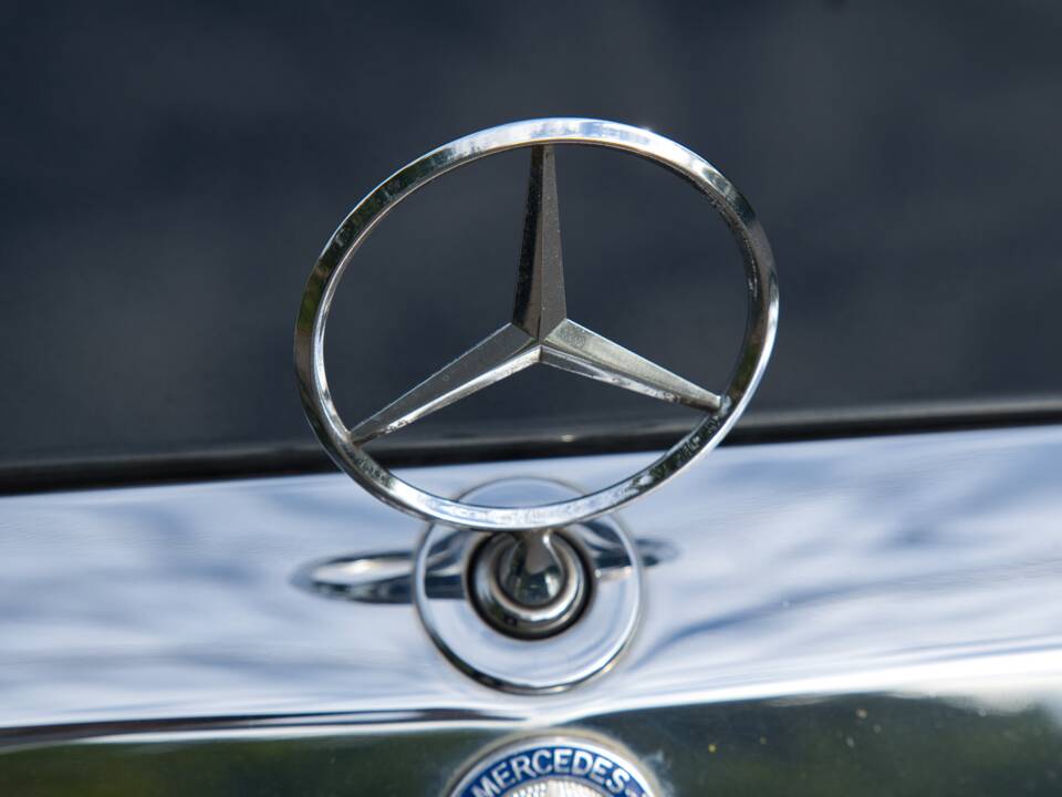 Image 19/63 of Mercedes-Benz 220 E (1993)