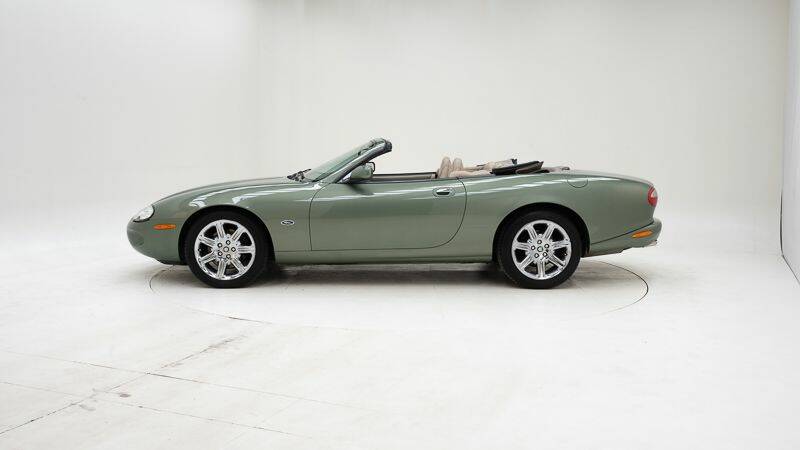 Image 7/15 of Jaguar XK8 4.0 (2000)