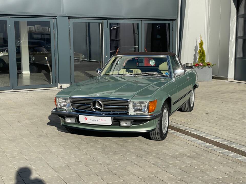 Afbeelding 2/31 van Mercedes-Benz 500 SL (1987)