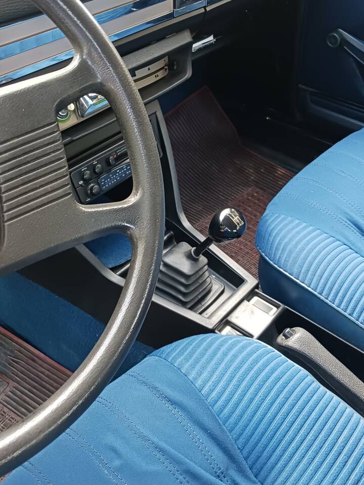 Bild 35/52 von Peugeot 504 (1979)