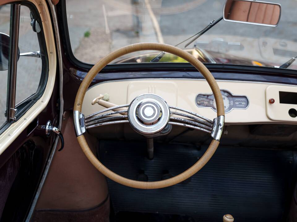Immagine 22/33 di Renault 4 CV Décapotable (1951)