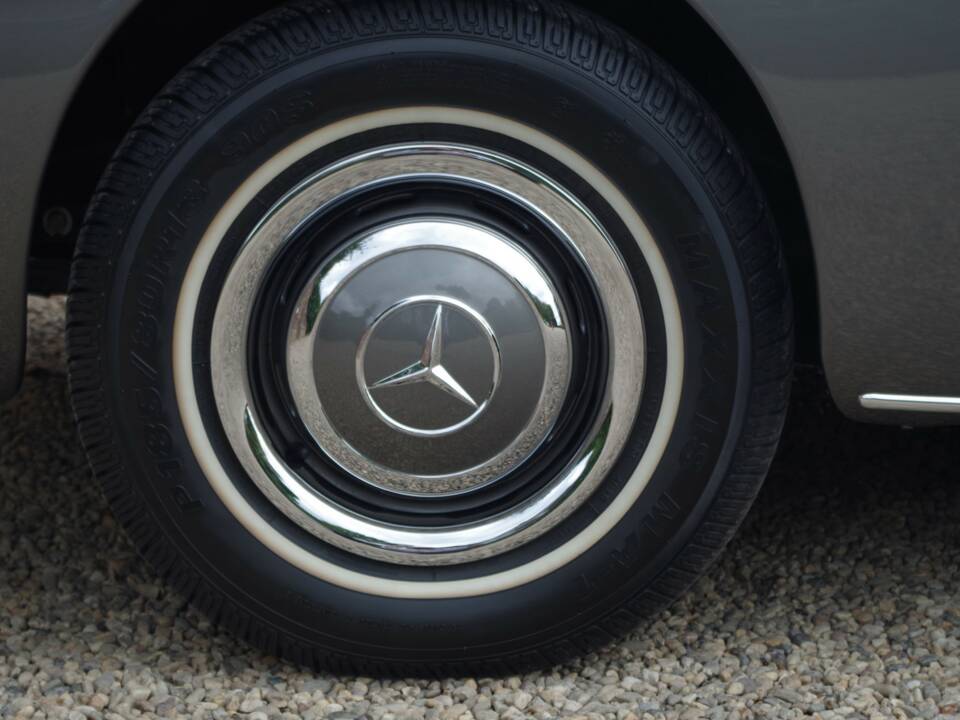 Image 47/50 of Mercedes-Benz 190 SL (1959)