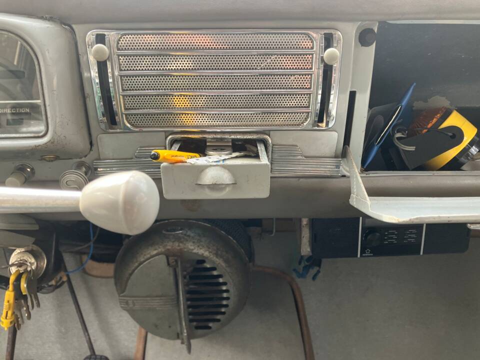 Image 11/18 of Peugeot 403 Familiale (1958)