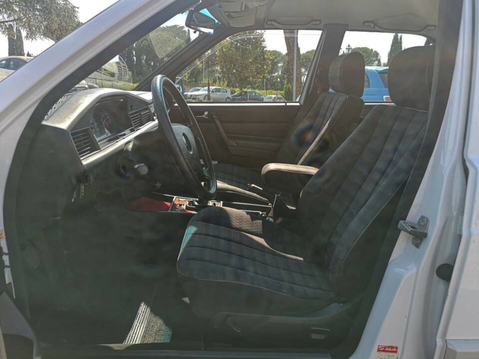 Image 15/34 of Mercedes-Benz 190 E 1.8 (1991)