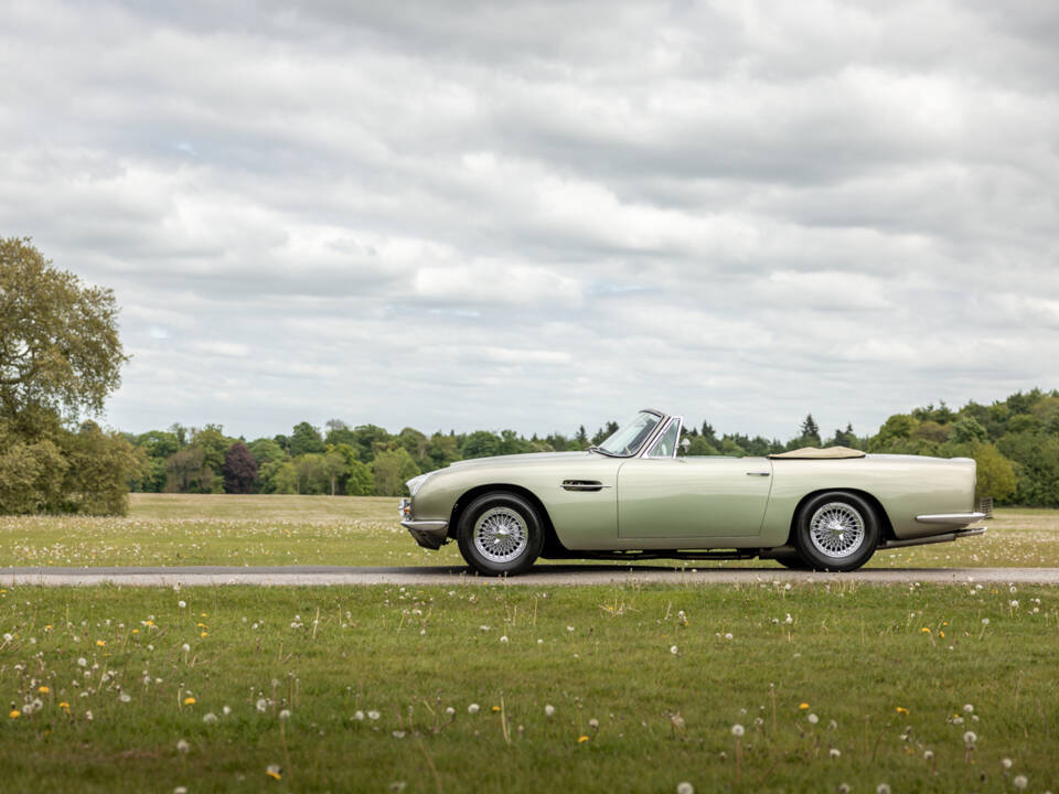 Immagine 11/57 di Aston Martin DB 6 Volante (1969)