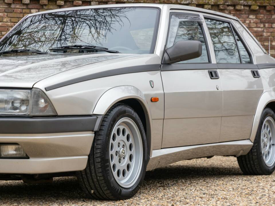 Afbeelding 49/50 van Alfa Romeo 75 2.0 Twin Spark (1988)