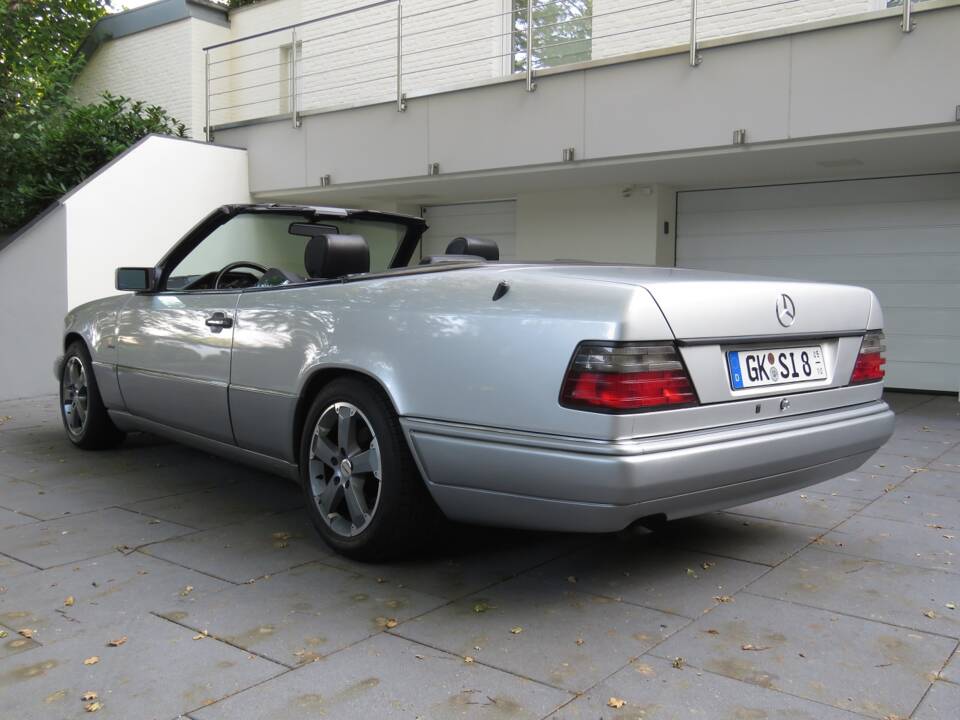 Image 35/39 of Mercedes-Benz E 200 (1996)