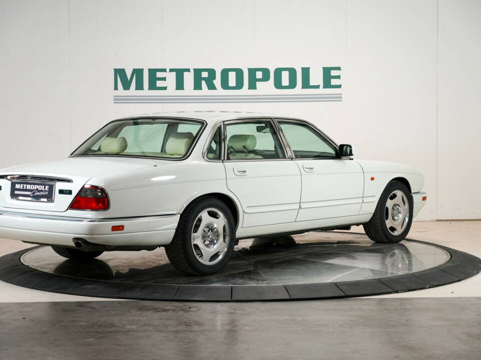 Image 7/50 of Jaguar XJR 4.0 (1995)