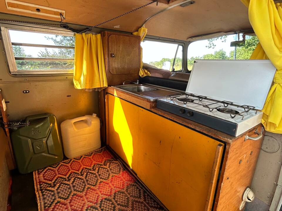 Image 13/20 of Volkswagen T2b Kombi (1974)