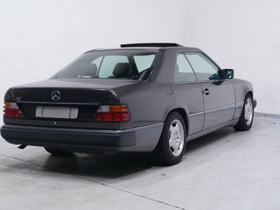 Bild 8/8 von Mercedes-Benz 230 CE (1993)