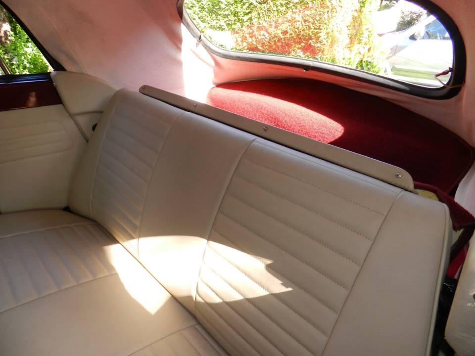 Image 11/54 de Volkswagen Beetle 1303 LS (1978)