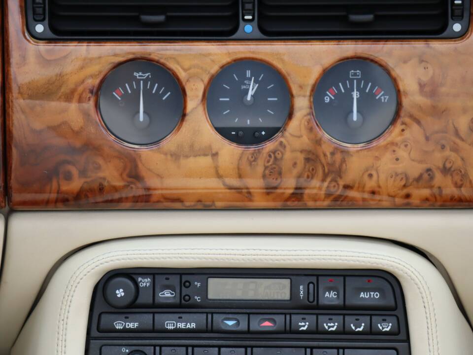 Image 14/50 de Jaguar XK8 4.0 (1997)