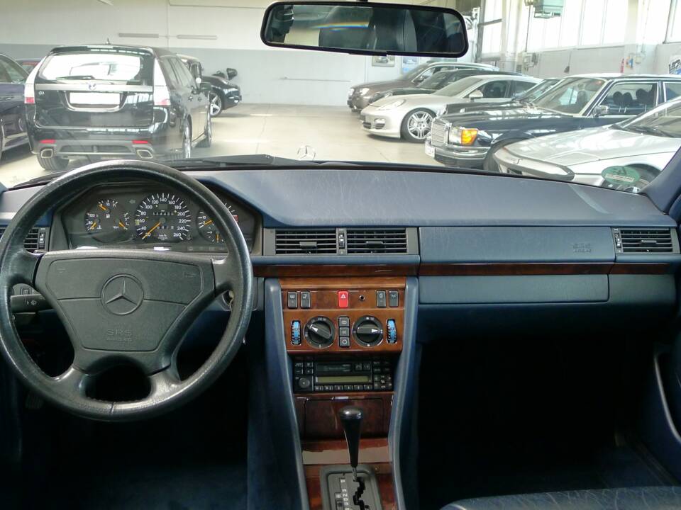 Afbeelding 38/40 van Mercedes-Benz E 420 (1993)