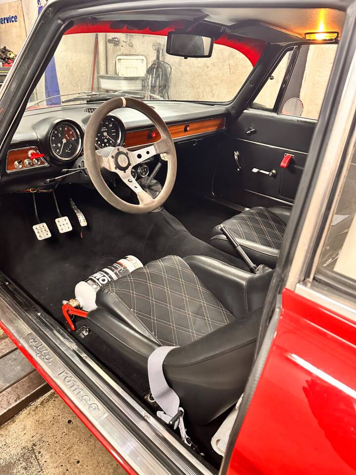 Image 13/29 of Alfa Romeo Giulia 1600 GT Junior (1972)