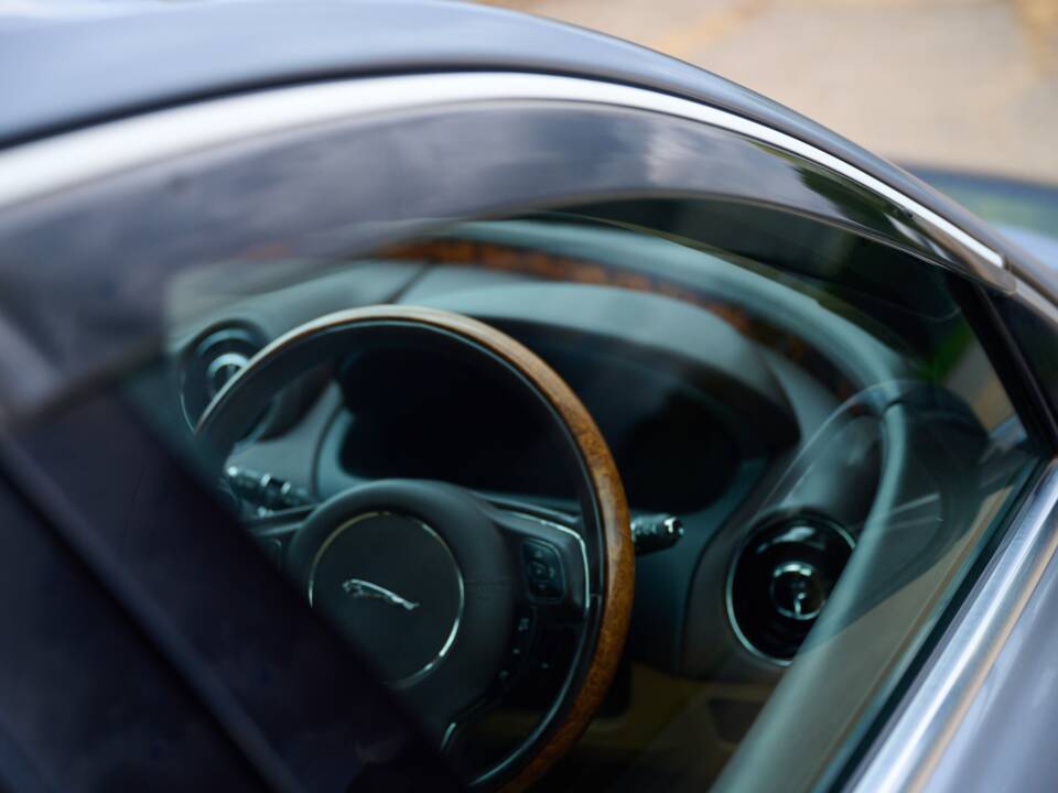 Bild 38/50 von Jaguar XJ 5.0 (2010)