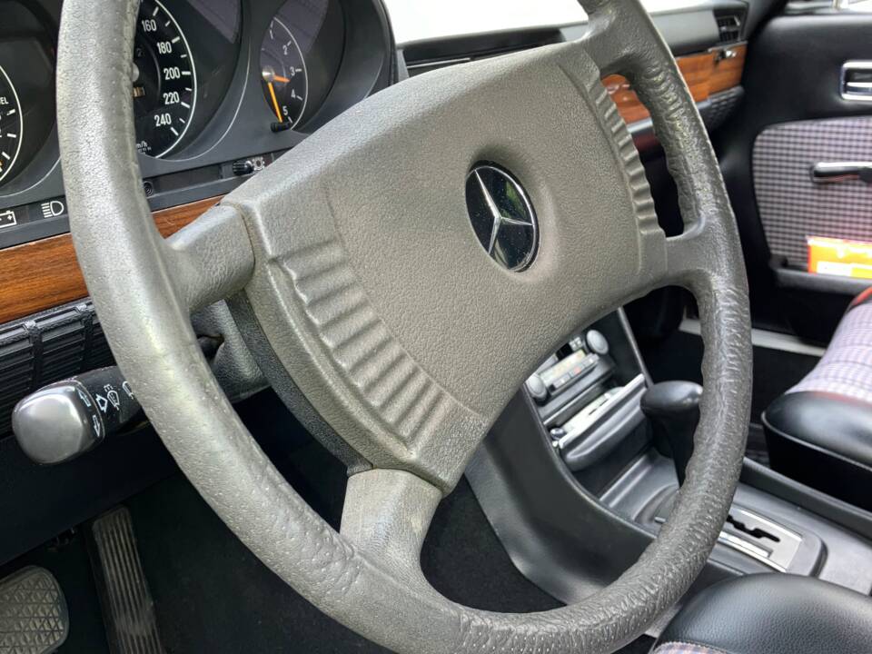 Image 9/15 de Mercedes-Benz 280 SE (1977)