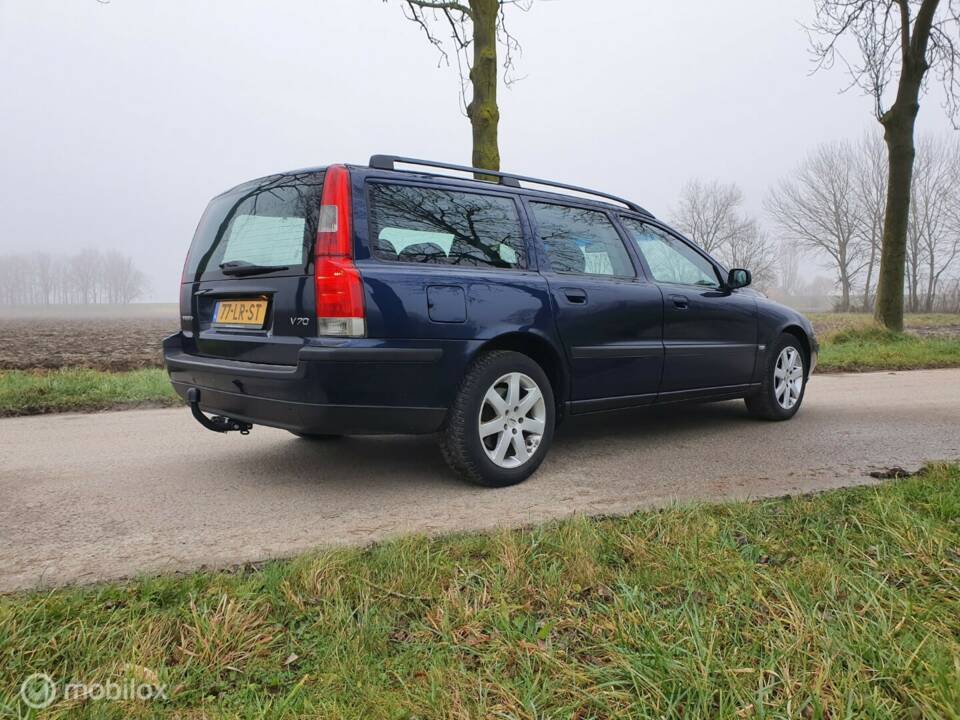 Image 6/31 of Volvo V 70 2.4 (2003)