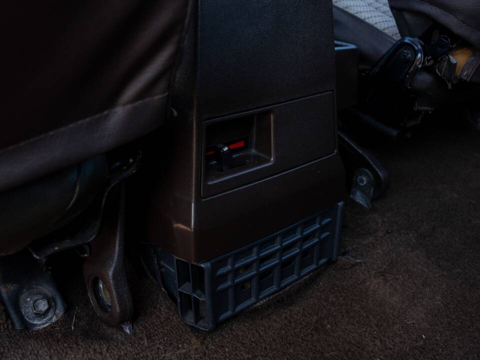 Image 38/46 of Toyota Land Cruiser HJ61 GX (1988)