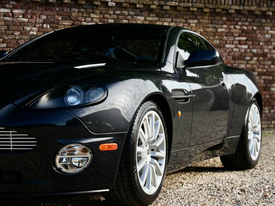 Image 16/50 of Aston Martin V12 Vanquish (2003)